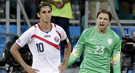 Bryan Ruiz (vlevo) z Kostariky a Tim Krul.