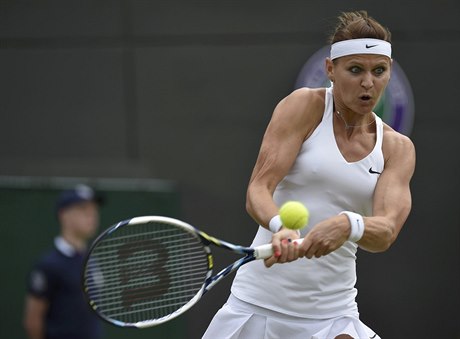 Lucie Šafářová se ve čtvrtfinále Wimbledonu bije proti Jekatěrině Makarovové.