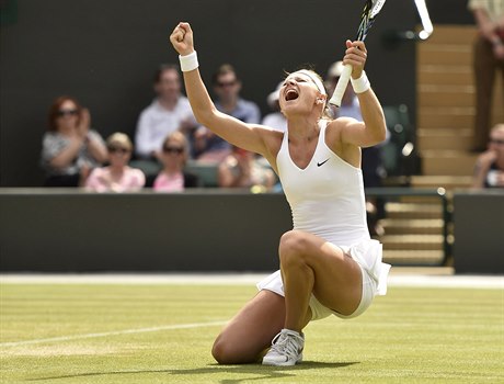Lucie Šafářová se raduje z vítězství ve čtvrtfinále Wimbledonu.