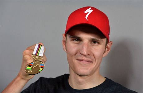 Cyklista Jaroslav Kulhavý pózuje zlatou medailí po návratu z maratonského...