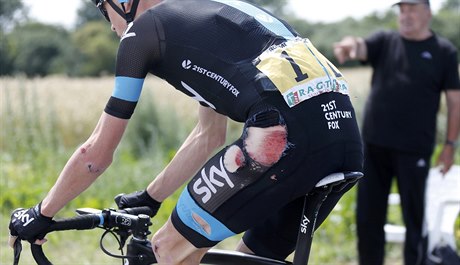 Britský cyklista Christopher Froome z týmu Sky ve čtvrté etapě Tour de France...