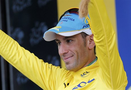 Italský cyklista Vincenzo Nibali uhájil žlutý trikot pro lídra Tour de France i...
