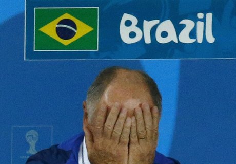 NEMَU TO VIDT. Brazilský trenér Luíz Felipe Scolari schovává hlavu v dlaních,...