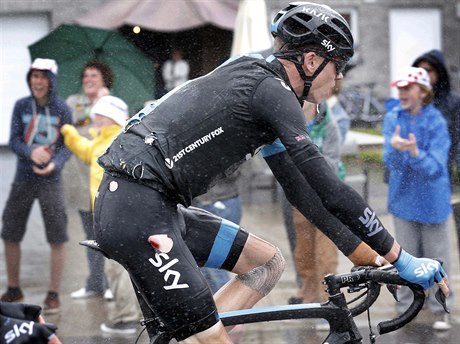 Chris Froome v deštivé páté etapě dvakrát spadl a odstoupil z Tour de France.