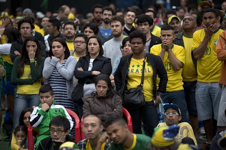 Brazilští fanoušci sledují drtivou porážku národního týmu.