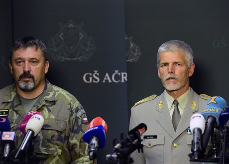 Náelník generálního tábu Armády R Petr Pavel (vpravo) a jeho zástupce Ale...