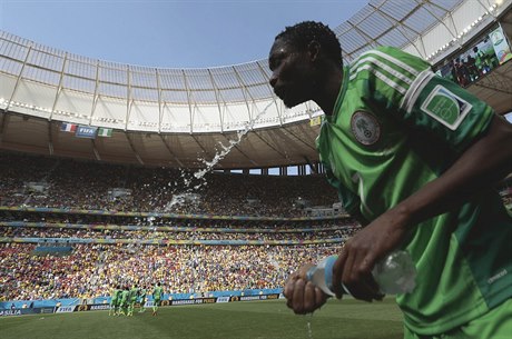 Ahmed Musa z Nigérie se oberstvuje pi osmifinálovém zápase s Francií.