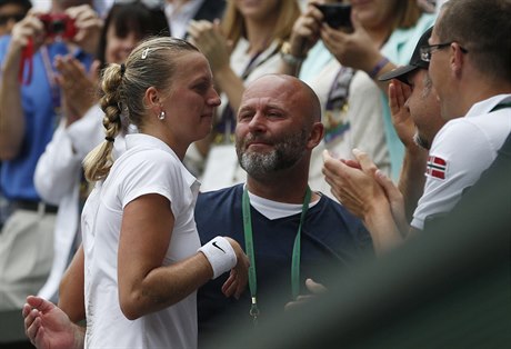 Petra Kvitová v slzách dkuje své rodin a trenéru Davidu Kotyzovi.