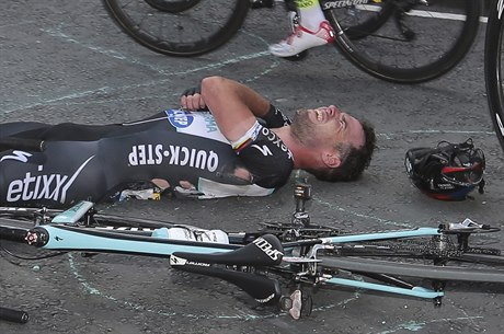 Mark Cavendish v bolestivé grimase po pádu na Tour de France.