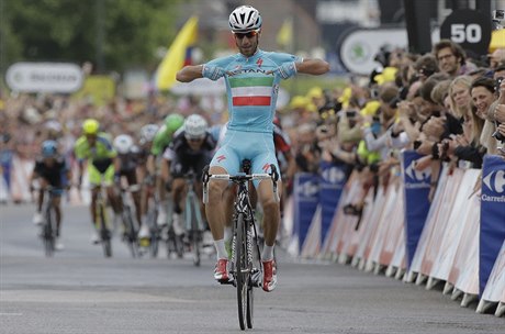 Ital Vincenzo Nibali ze stáje Astana slaví první etapový triumf na Tour v...
