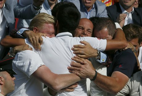 Nový wimbledonský šampión se objímá se svým týmem včetně Borise Beckera.