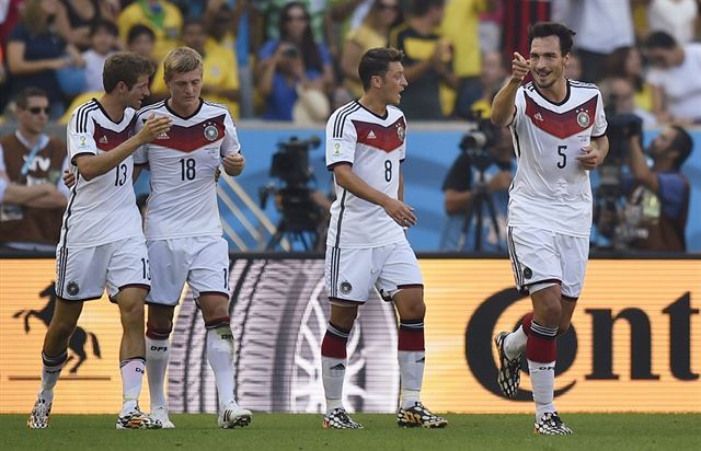 N�me�tí fotbalisté oslavují postup do semifinále MS: