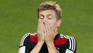 UNMÖGLICH. Německý fotbalista Toni Kroos jako by nemohl uvěřit, že dal Brazílii...