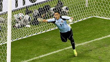 Navas jen sleduje, jak m�� m��� do ty�e.