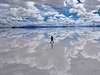 Solné plán v Bolívii se v období de promní na obí zrcadlo