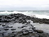 Vrcholky sloupc Giant's Causeway s rozboueným moem v pozadí