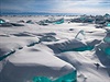 Tyrkysový led na ruském jezeru Bajkal.