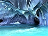 Mramorové jeskyn v Patagonii vznikly díky moským vlnám a uhliitanu...