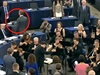Europoslanec strany UKIP Nigel Farage se otoil k orchestru hrajícímu hymnu...