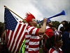 Jeden z amerických patriot s vuvuzelou - symbolem uplynulého mistrovství svta...