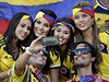 Kolumbijtí fotbaloví fanouci se fotí na zpsob selfie ped Pantanal Arenou ve...