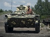 Ukrajinský výsadká sedí v APC na kontrolním stanoviti u Slavjansku na...