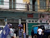 Policisté hlídají muslimskou tvr v Mandalaji.