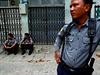 Policisté hlídají muslimskou tvr v Mandalaji.
