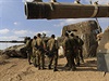 Izraeltí vojáci míí na Pásmo Gazy.