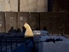 Palestinka prochází kolem izraelské oddlovací bariéry v Jeruzalém smrem k...
