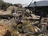 Palestinci prohlíejí trosky dom znieného pi zákroku Izraelc poblí Rafahu...