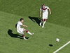 Mesut Özil rozehrává pímý kop z pravé strany.