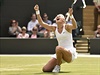 Lucie afáová se raduje z vítzství ve tvrtfinále Wimbledonu.