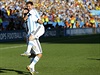 Angel di María zvedá do vzduchu Lionela Messiho. Argentina slaví vítzný gól...