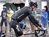Chris Froome v detivé páté etap dvakrát spadl a odstoupil z Tour de France.