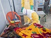 Lékai peují o mue nakaeného ebolou (ilustraní snímek).