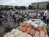 Distribuce potravin obyvatelm Slavjansku, z nho ukrajinská armáda vyhnala...