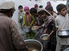 Rozdávání jídla afghánským civilistm (Dalalabád).
