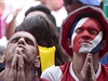 Píznivci Kostariky se modlí bhem tvrtfinálového zápasu mistrovství svta.