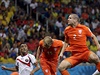 Nizozemec Ron Vlaar (íslo 2) hlavikuje ve tvrtfinálovém zápase s Kostarikou.