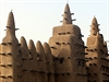 Jedinená hlinná architektura Timbuktu pitahuje pozornost turist.