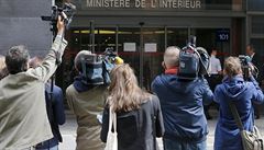 Novinái ped vchodem do budovy protikorupní kanceláe francouzské policie,...