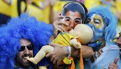 Uruguay�tí fanou�ci p�ed utkáním proti Kolumbii okusují plastovou panenku...