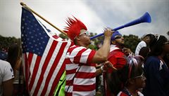 Jeden z amerických patriot� s vuvuzelou - symbolem uplynulého mistrovství sv�ta...