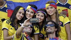 Kolumbijští fotbaloví fanoušci se fotí na způsob selfie před Pantanal Arenou ve... | na serveru Lidovky.cz | aktuální zprávy