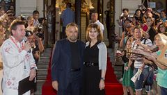 Franco Nero a Fanny Ardant p�ed karlovarským M�stským divadlem
