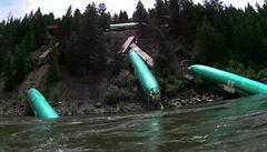 Nákladní vlak při vykolejení v americkém státě Montana "vytrousil" do řeky... | na serveru Lidovky.cz | aktuální zprávy
