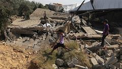 Palestinci prohlížejí trosky domů zničeného při zákroku Izraelců poblíž Rafahu...