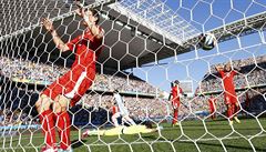�výcar Stephan Lichtsteiner uvízl ve vlastní síti.
