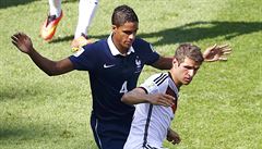 Raphael Varane (vlevo) a Thomas Müller
